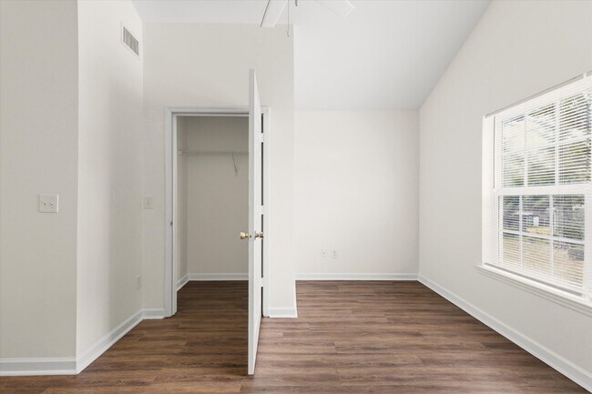 Building Photo - 735 Putnam Dr