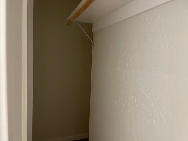 Building Photo - End Townhouse Unit in South Medford/Phoenix Area