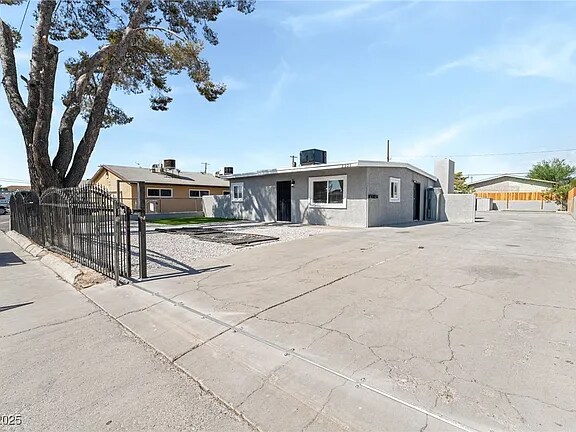 Building Photo - 2221 Ellis St
