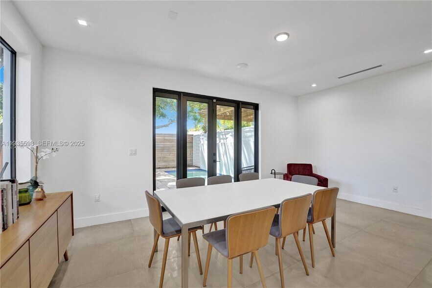 Building Photo - 3465 SW 3rd Ave