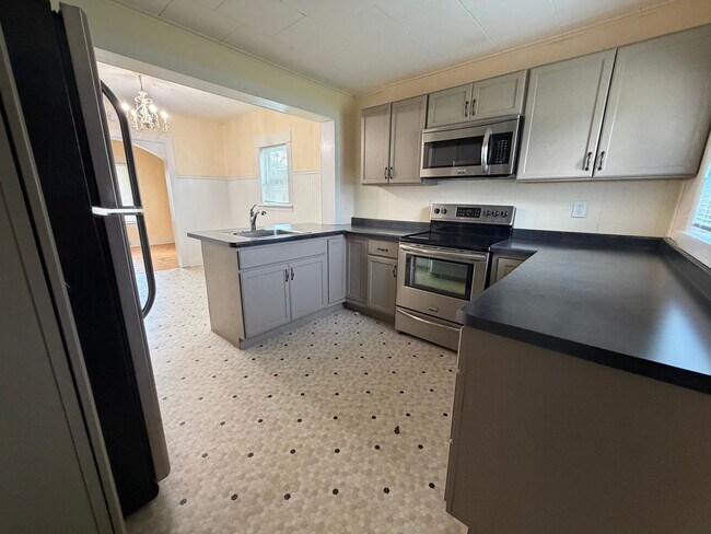 Building Photo - Charming 2 Bedroom Single-Family Home with Garage in Tomah