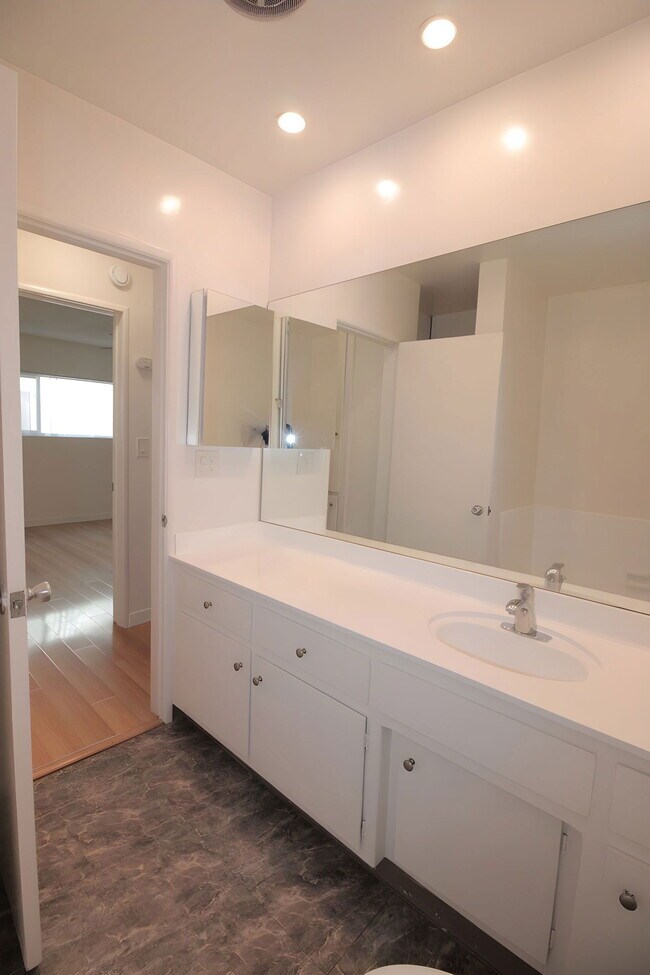 Building Photo - 1432 N Fairfax Ave