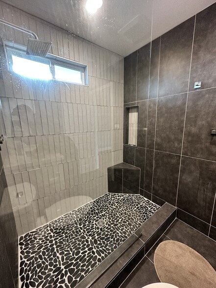 Modern shower - 5642 Printwood Way