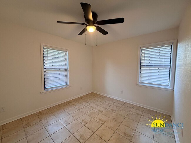 Building Photo - Charming 2 Bedroom Unit in Milton Heights!