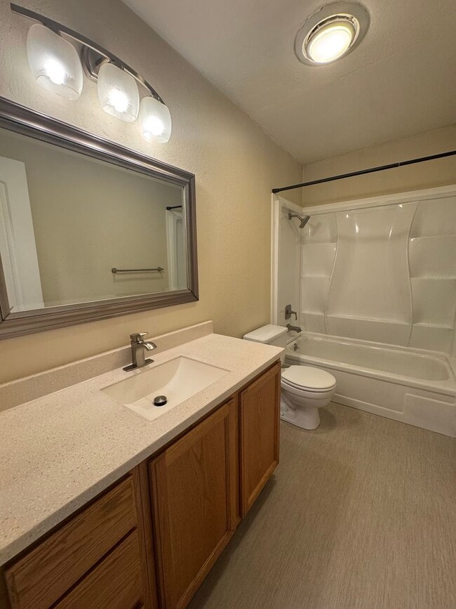 Building Photo - Updated unit in quiet 4-plex