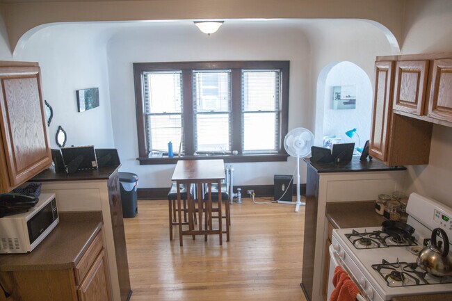 Dining from kithen - 3363 S Kinnickinnic Ave