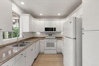 Building Photo - 1930 Fairway Cir Dr