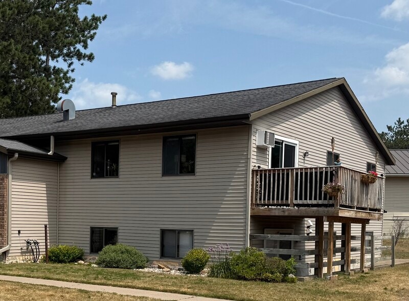 8 x 8 deck - 270 Shannon Ct