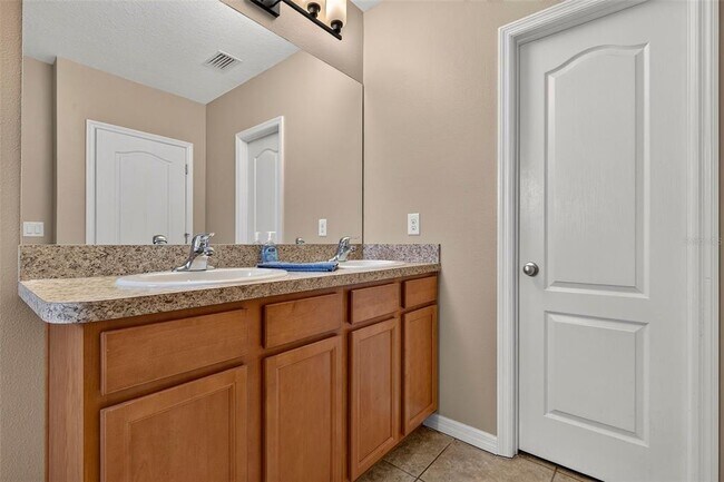 Building Photo - 817 Ashentree Dr