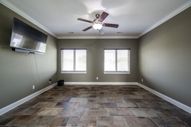 Building Photo - Location, Location , Location with this Beautiful Townhome