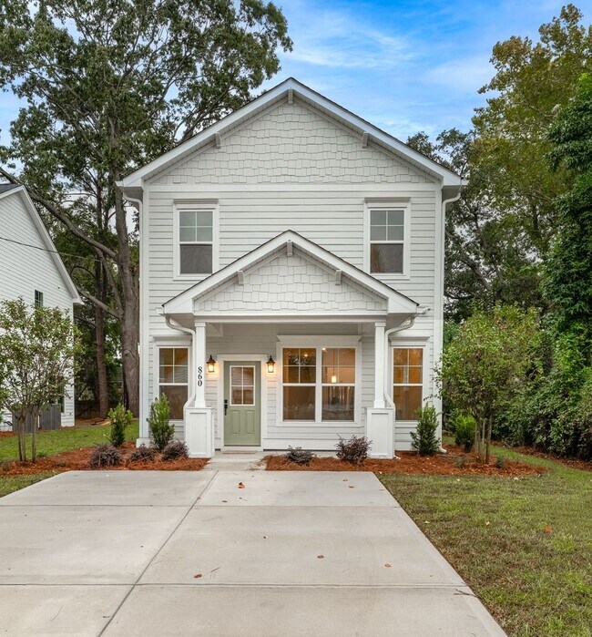 Building Photo - Modern New Build Minutes from Downtown Cha...