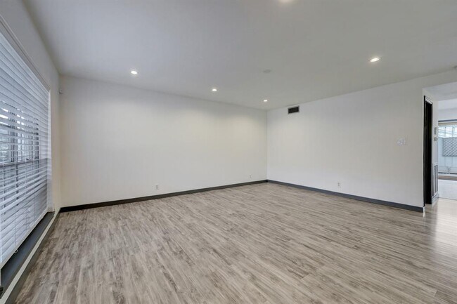Building Photo - 6326 Chevy Chase Dr