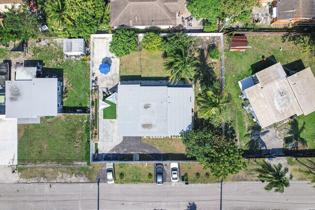 Building Photo - 2629 SW 6th Ct