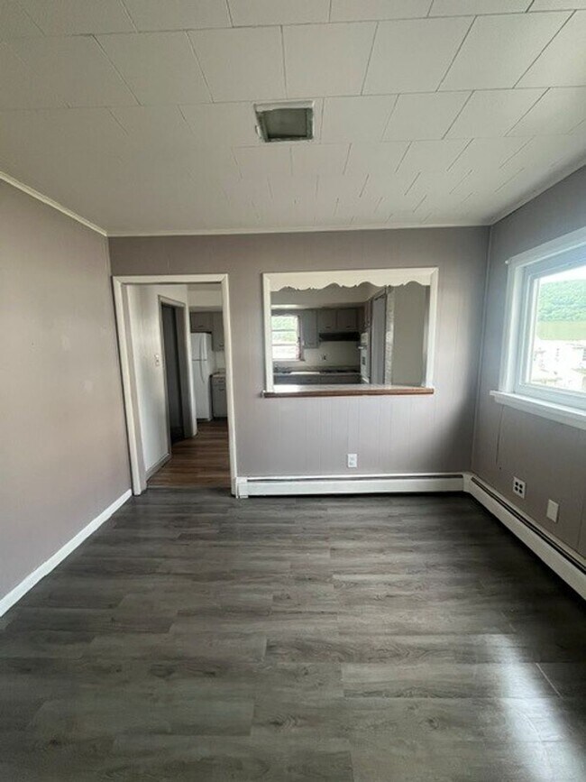 Building Photo - 3 bedroom 1 bathroom