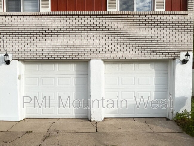 Building Photo - 698 Doren Dr