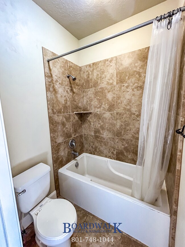 Building Photo - Spectacular 3 bed 2.5 bath in Highland