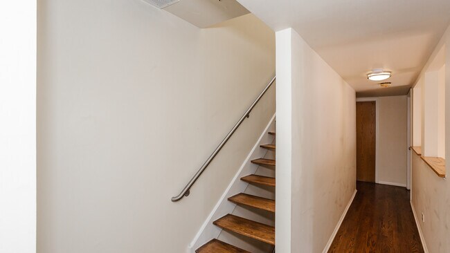 Building Photo - 5510 S Cornell Ave