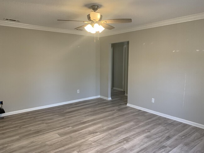 Building Photo - 805 Hidden Hollow Cir