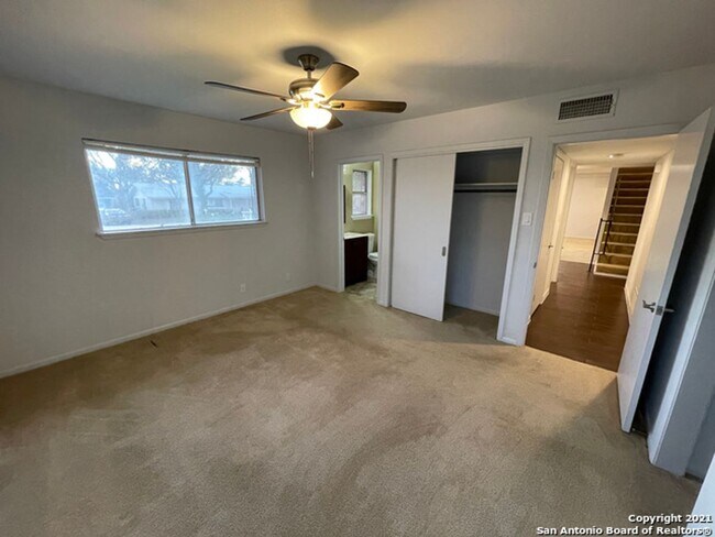 Building Photo - Unique 5BR/3B home in desirable Enchanted Forest on 1/4 acre