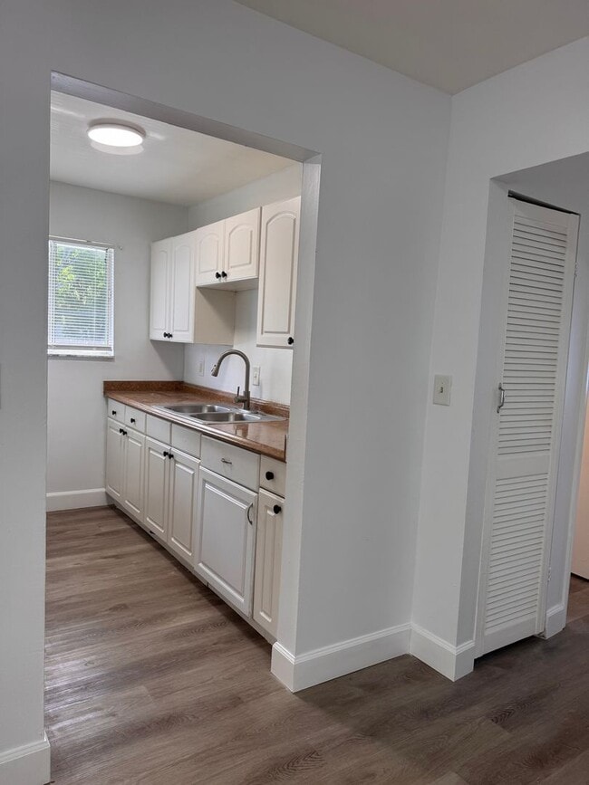 Building Photo - 2ND Floor Open Layout - No one on top or b...