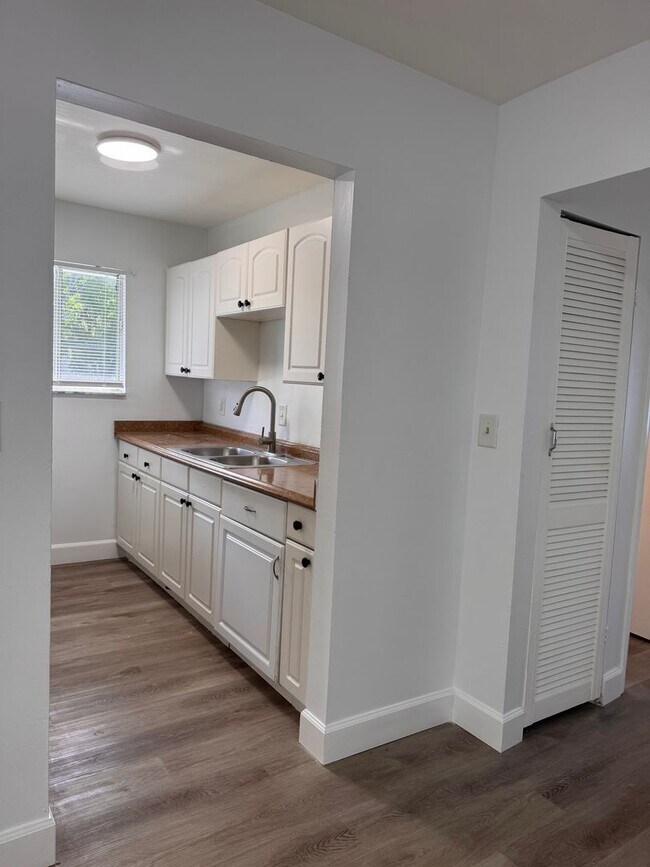 Building Photo - Private Top Floor 2 Bedroom with Balcony &...