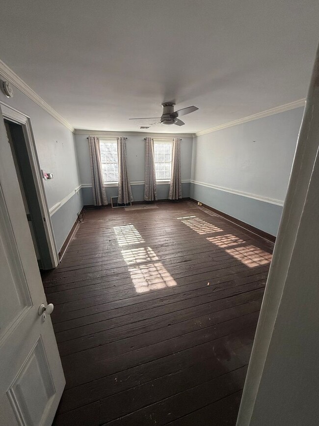 Building Photo - Beautiful 4 BR, 1.5 Bath Townhouse w/off s...