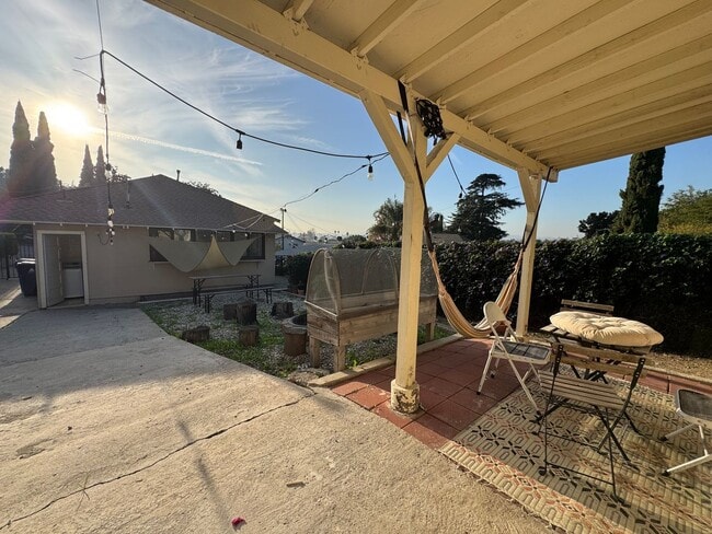 Building Photo - Centrally Located Minutes away from Downtown, Silver Lake, and Eagle Rock