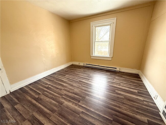 Building Photo - 153 N Sycamore St