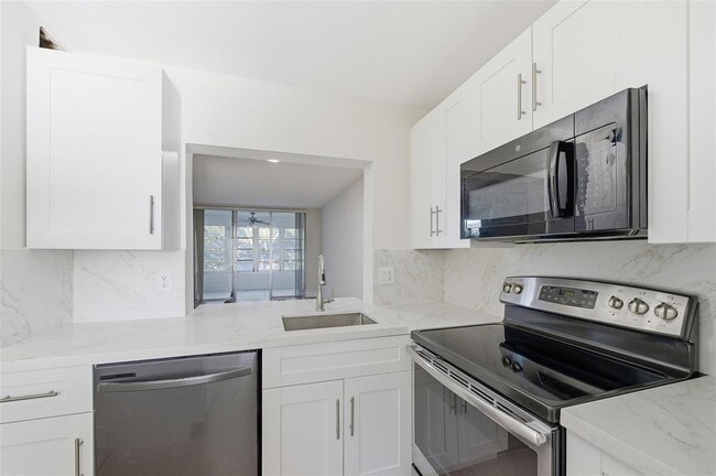 Building Photo - 9430 Poinciana Pl