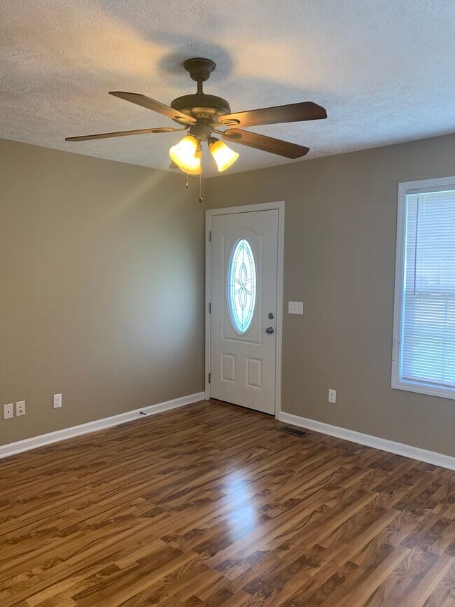 Building Photo - COMING SOON...3 Bedroom in GREAT LOCATION in the Center of Town!