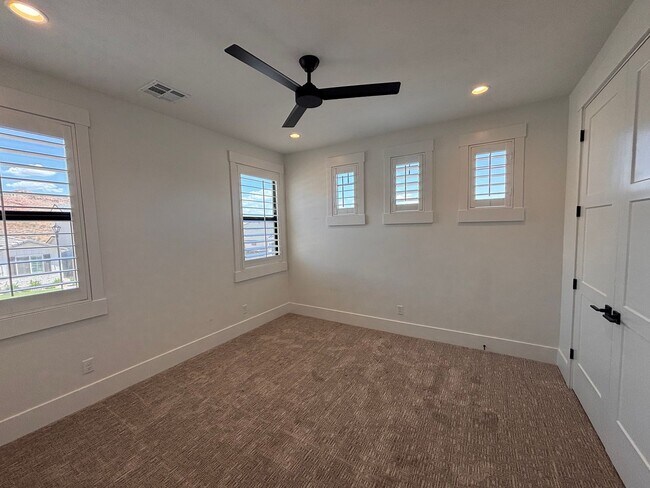 Building Photo - Beautiful 5 bed | 4 Bath | 3 Car Garage