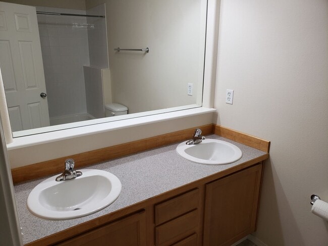 Building Photo - Beautiful, Conveniently Located Eagle River Townhome