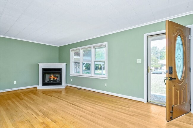 Building Photo - 1510 Crescent Dr