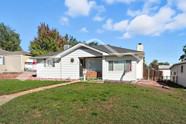 Building Photo - Charming Home with Central AC and Washer/D...