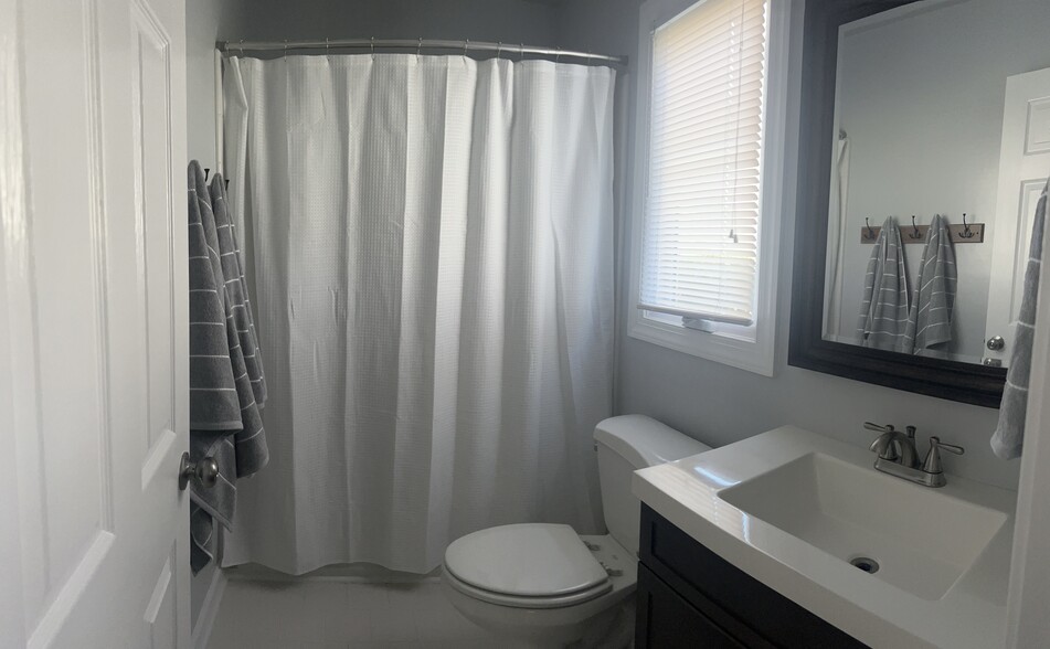 Private Bathroom 3 - 14534 Waterside Dr