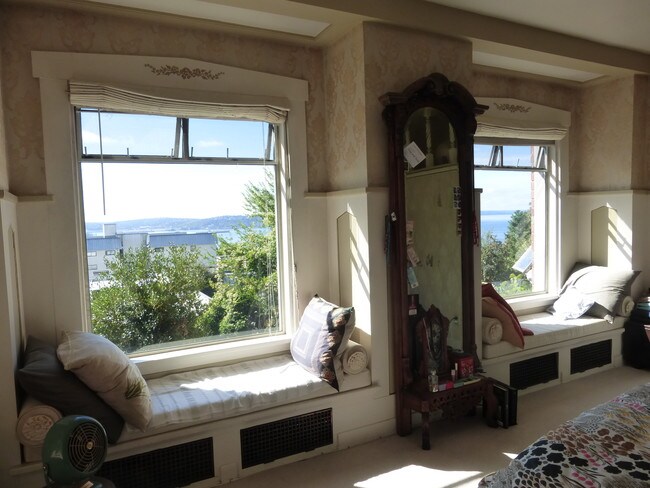 Building Photo - 211 W Highland Dr