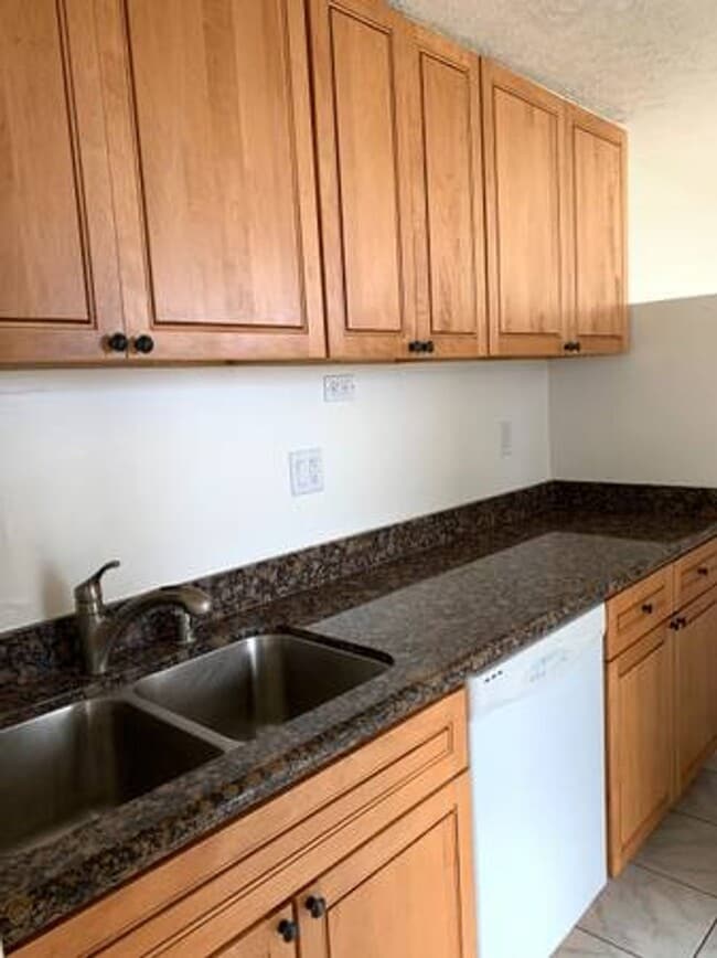 Building Photo - Great Location and Great Amenities!