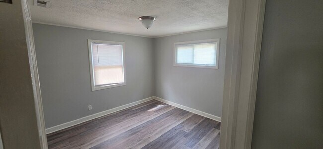 Building Photo - Move in Ready!!