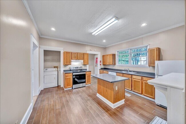 Building Photo - Charming Downtown Macon Home Near Mercer University