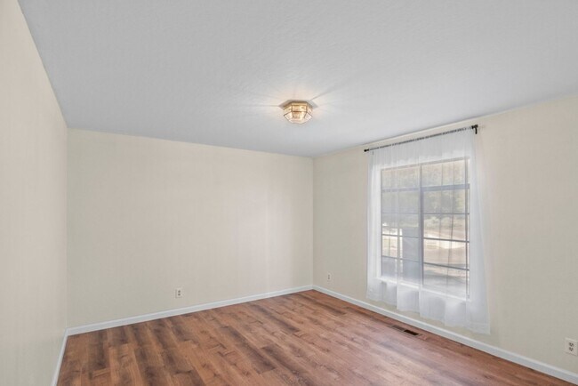 Building Photo - Beautiful big house with great school district. Gustavo Lopez AMSI