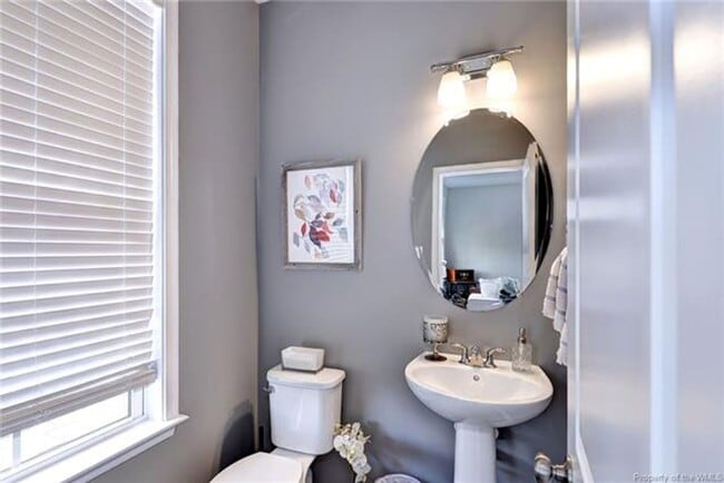 Building Photo - 3 Level Town home with 3 bedrooms and a bonus