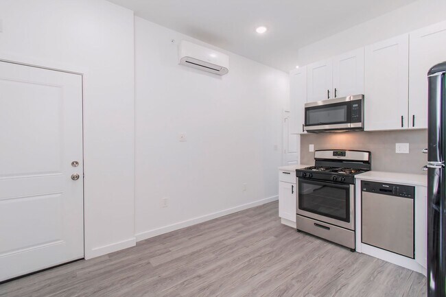 Building Photo - New! Renovated & Modern Apartment