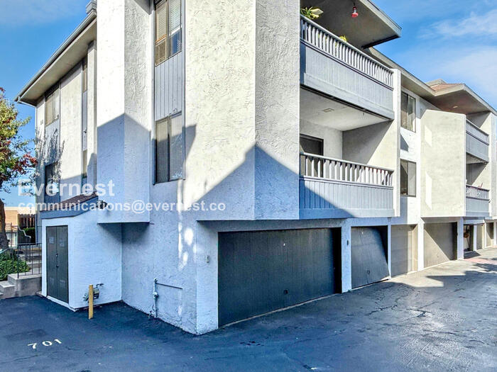 Building Photo - 3215 Midway Dr