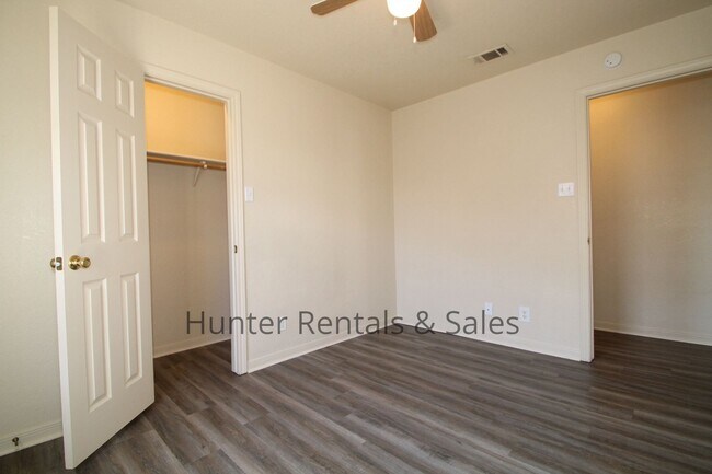 Building Photo - 5203 Daybreak Dr