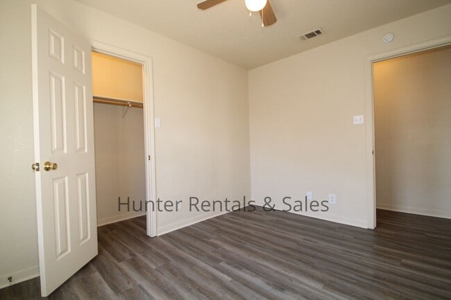 Building Photo - Daybreak Duplex!