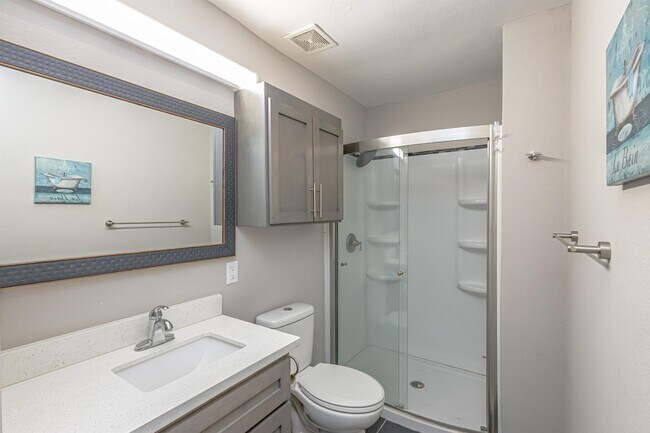 Building Photo - 1001 Castle Heights Dr