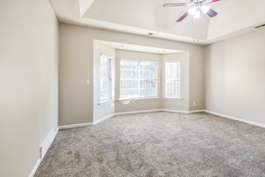 Building Photo - 10222 Green Moss Dr N