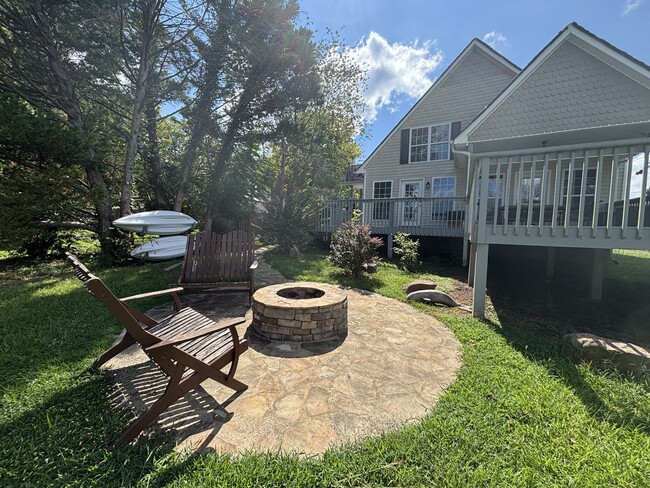 Building Photo - 104 Shadow Lake Ln