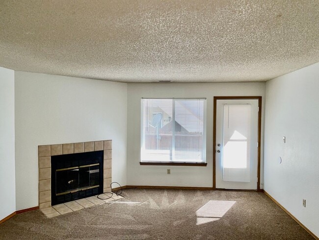 Building Photo - 1st Floor 2 Bedroom in a Gated Community!