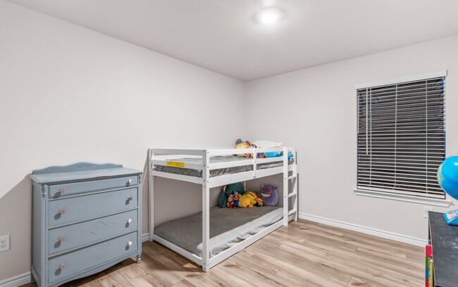 Building Photo - Rental Listing – London ISD